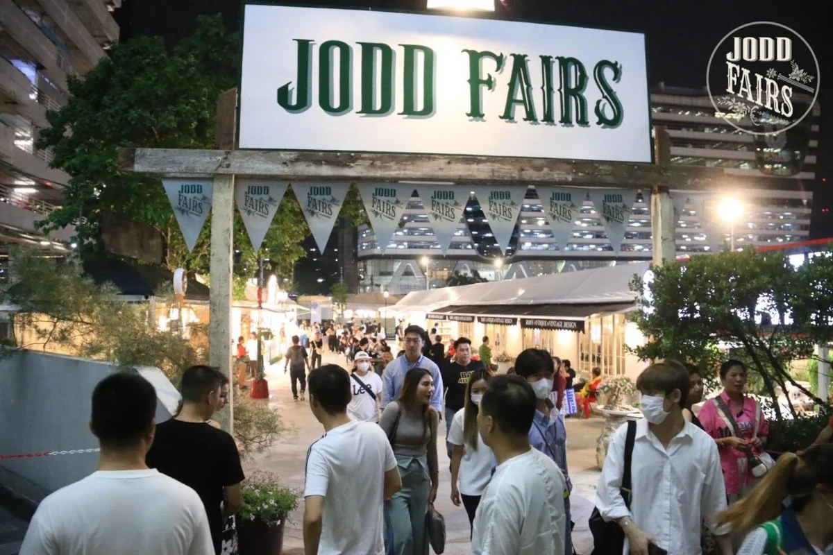 Jodd Fairs Rama 9 Night Market in Bangkok with a lot of people